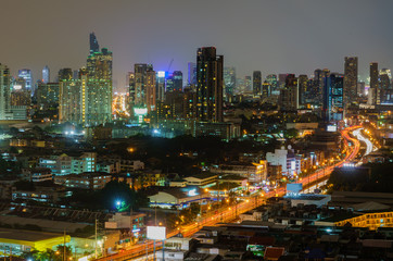 Naklejka premium Pejzaż z Bangkoku w półmroku oglądania drogi Rama III, Tajlandia