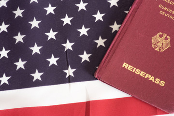 Flagge der USA und ein deutscher Reisepass
