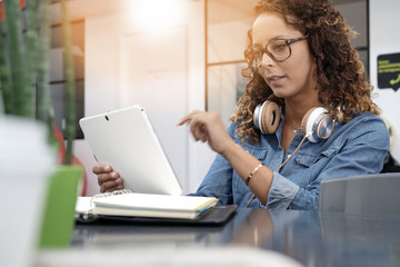 Obraz premium Young woman working in startup company