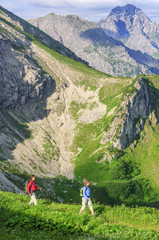 Fototapeta na wymiar entspannt Wandern in der Morgensonne der bayrisch-österreichischen Alpen