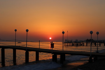 Obraz premium sunset on the beach, romantic time, lovelu sky, ocean, dusk, clouds, romantic, lovely , bridge, colors, 