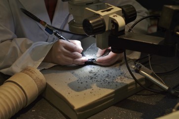 顕微鏡を覗く女性の研究者