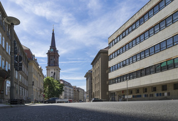 Die Parochialkirche in Berlin an einem sonnigen Tag.