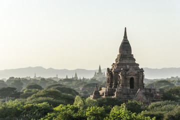 BAGAN, MYANMAR - 26 décembre 2014: Une vue, tôt le matin, des temples de Bagan en Birmanie.