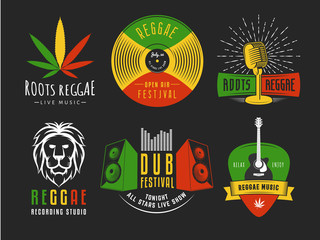Naklejka premium Logo reggae. Wektor odznaki na festiwal reggae, stację radiową lub rastafarianin bar. Vintage etykiety muzyczne z liściem marihuany, płytą winylową, mikrofonem, gitarą, lwem i głośnikami.