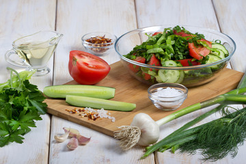 Салат из свежих помидор,огурцов и зелени.Процесс готовки салата.