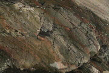 Granit klippa som ligger i strandkanten där vattnet
spolat den slät under lång tid