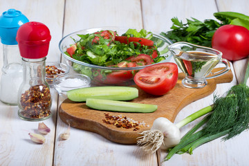 Салат из свежих помидор,огурцов и зелени.Процесс готовки салата.