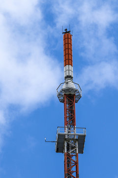 Antennenmast vor blauem Himmel