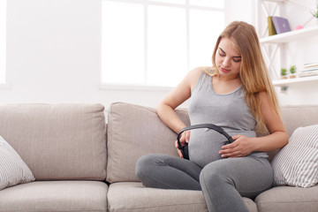 Obraz premium Unborn baby listening music in mother's belly