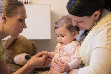 Baby beim Therapeuten Physio Massage