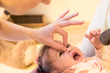 Obraz na płótnie Canvas Baby beim Therapeuten Physio Massage