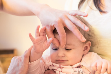 Baby beim Therapeuten Physio Massage