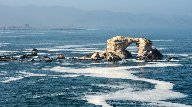 Fototapeta Portada (Arch) Rock Formation, Chilean Coastline, La Portada National Reserve, Antofagasta, Chile