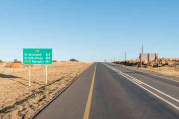 Distance road sign between Kimberley and Griekwastad
