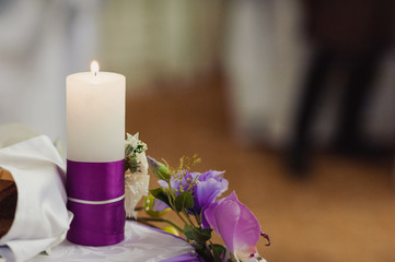 Obraz na płótnie Canvas bride and groom lighting candle
