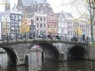 Amsterdam, ses canaux, ses vélos et ses habitations