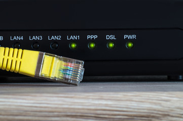 dsl modem mit internetverbindung und einem gelben netzwerkkabel - obrazy, fototapety, plakaty