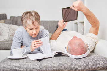 Fototapeta na wymiar Senioren entspannen sich mit Lesen und Musik