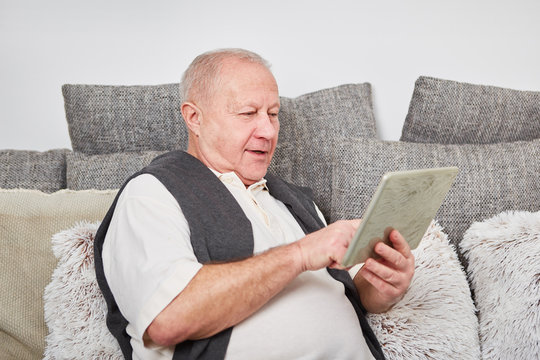 Rentner mit Tablet Computer online