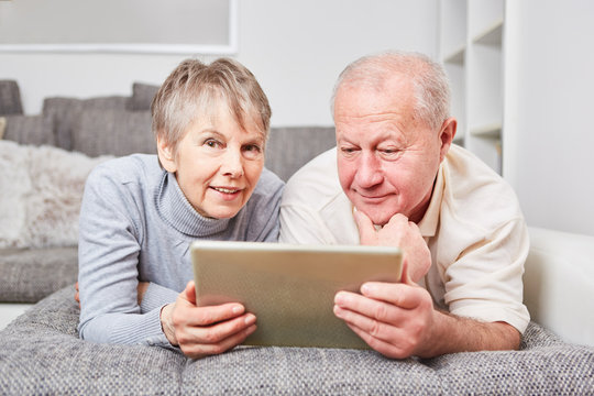 Senioren Paar mit Tablet PC online