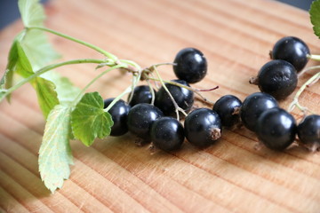 Schwarze Johannisbeeren auf Holz
