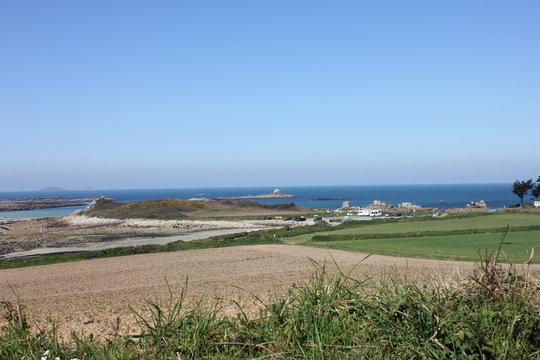 vue du petit port de p&ecirc;che de port le goff en bretagne france