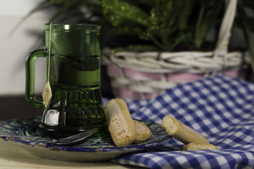 vaso de té con bizcochos