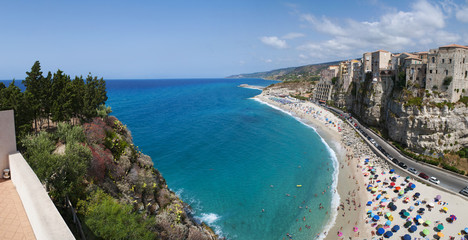 Calabria: il Mar Tirreno e lo skyline di Tropea, una delle destinazioni turistiche più famose del Sud Italia, località balneare situata su una scogliera nel golfo di Sant'Eufemia