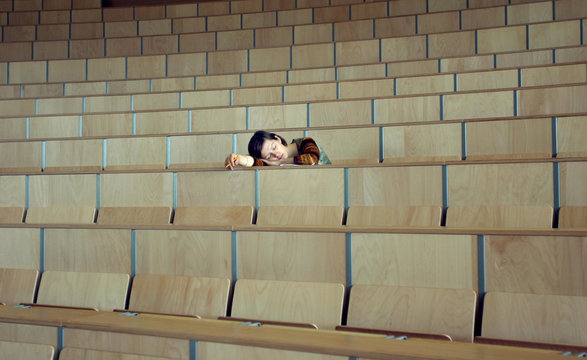 Studentin in einem leeren H&ouml;rsaal in einer Universit&auml;t