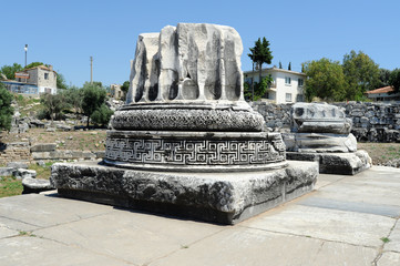Base de colonne &agrave; croix gamm&eacute;es et m&eacute;andres du temple d'Apollon &agrave; Didymes en Anatolie