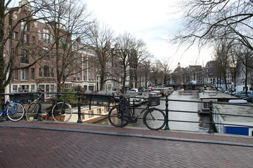V&eacute;lo sur les bords du canal &agrave; Amsterdam