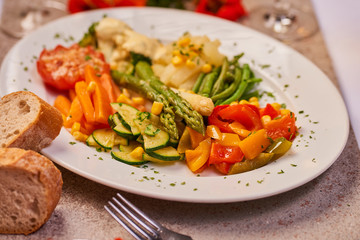 vegetarisch Gemüse gesund zubereitet gedünstet auf einem Teller