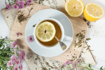 Kräutertee mit frischer Zitrone