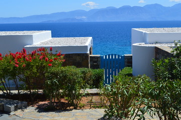 Vue sur mer de Crète avec portail bleu
