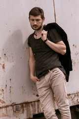 Obraz premium A guy in stylish clothes walks on the street