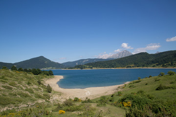Lago di Campotosto, sulla sinistra Monte Piano, all'orizzonte Monte Corvo e Corno Grande