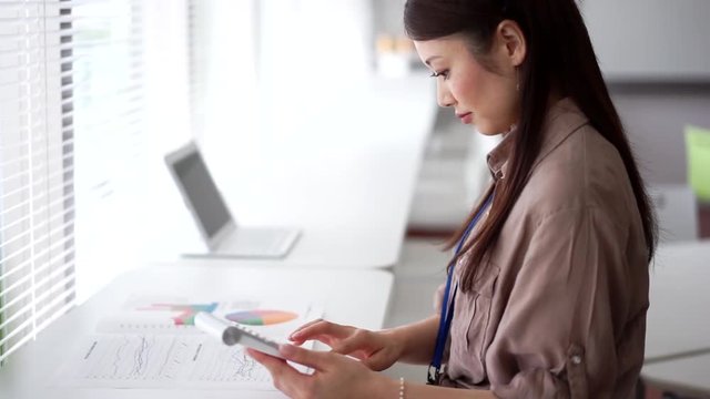ビジネスイメージ（電卓・計算機・女性）