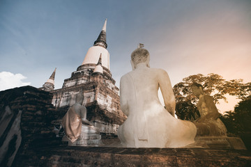 Obraz premium Ancient white buddha statues and ruined pagoda at Wat Yai Chai Mongkol in Ayutthaya historic attractions ,Thailand.
