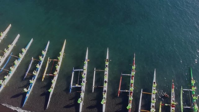 bateaux (pirogue) vu de haut avant d&eacute;part d'une course