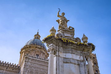 Fototapeta na wymiar Statua di Santa Rosalia e cupola della Cattedrale di Palermo, Italia 