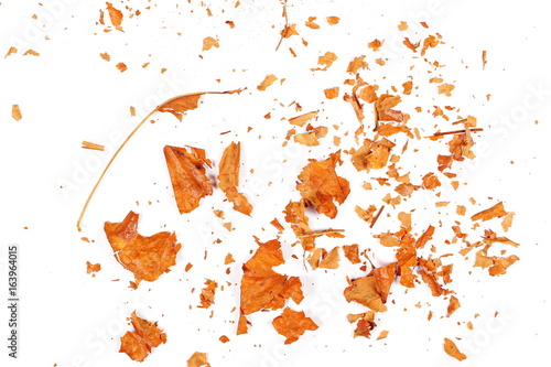“Dry crushed leaves isolated on white background” zdjęć stockowych i