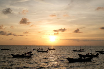 Obraz premium Beautiful sunset and silhouette fisherman boat in the ocean