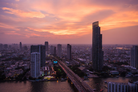 Cityscape around Chao Phraya river in Bangkok, Thailand. © smoothz911