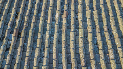 texture di tegole del tetto di una casa bassa rovinata e non curata da anni. 