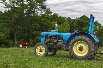 Obraz premium Red and blue tractor