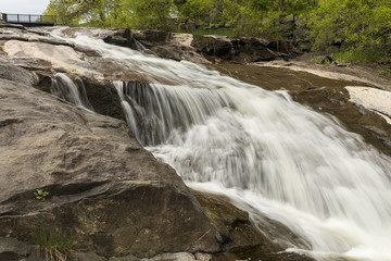 Obraz premium Miller Creek Waterfall - A cascading waterfall in a park.