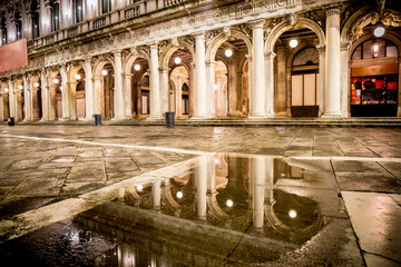 Obraz premium Night view of San Marco with reflecion in reflection in a puddle. Venice, Italy