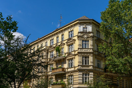 Prachtvolle B&uuml;rgerarchitektur: Denkmalgesch&uuml;tztes Eckhaus in Berlin-Kreuzberg
