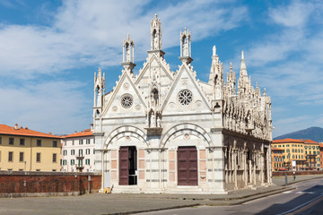 Fototapeta na wymiar Church Santa Maria della Spina on the Arno embankment in Pisa